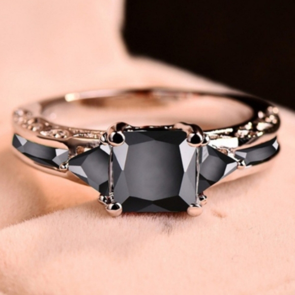 Woman's Ring - Picture 1 of 2